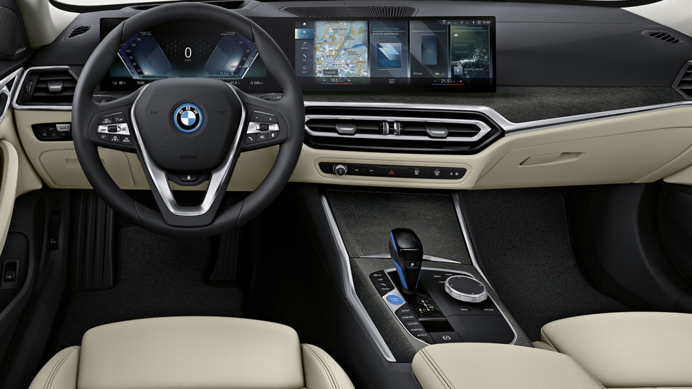 BMW i4 curved display