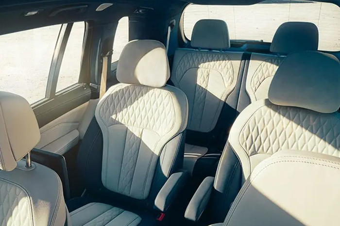 BMW X7 Interior 700x466