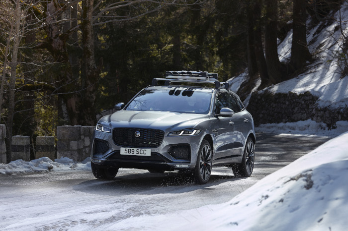 Jag-fpace-electric-c1-700x466